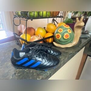 Soccer cleats Adidas Youth 1.5 bonus Shin Guards